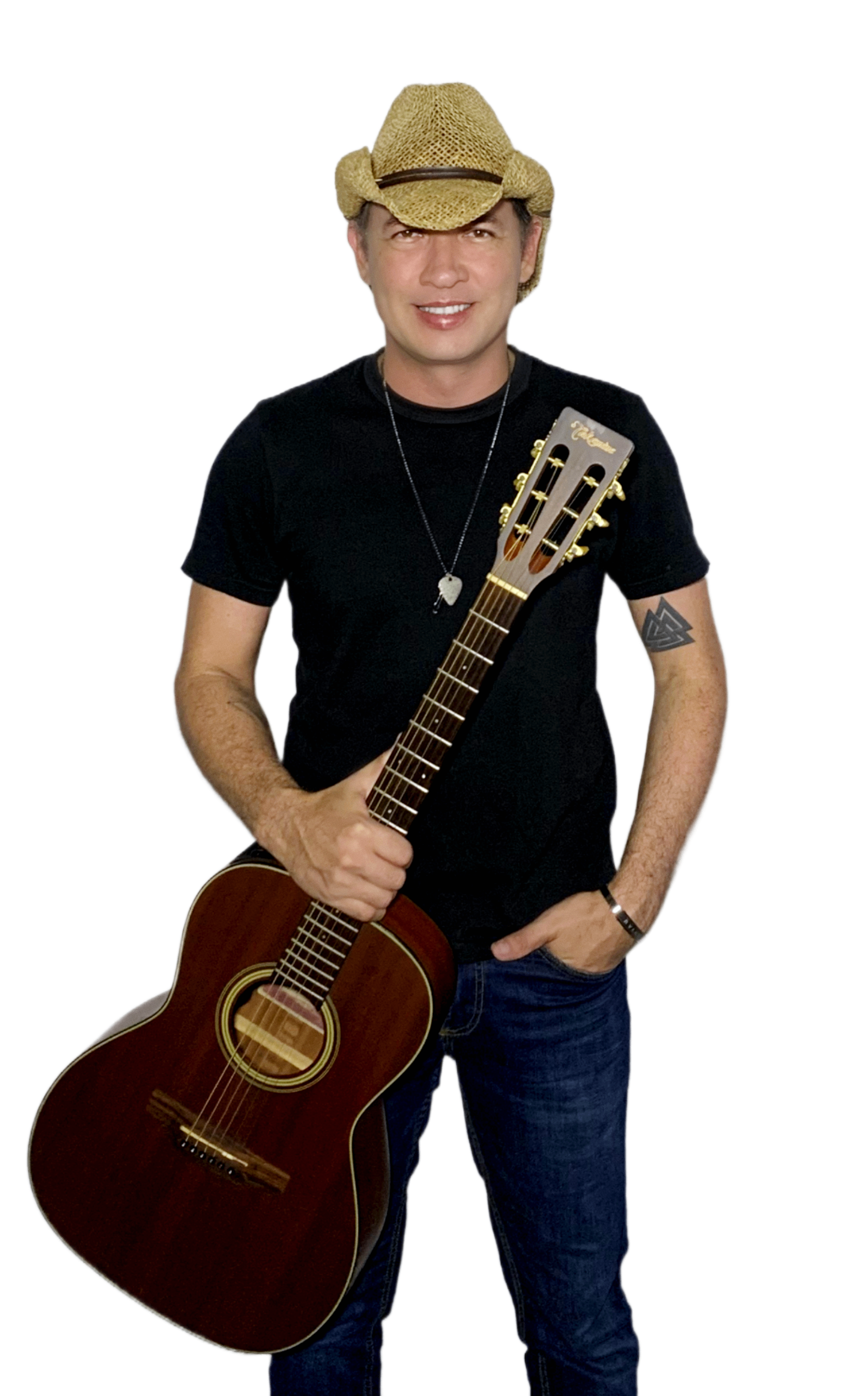 Leonardo Arantes em retrato de estúdio com chapéu cowboy