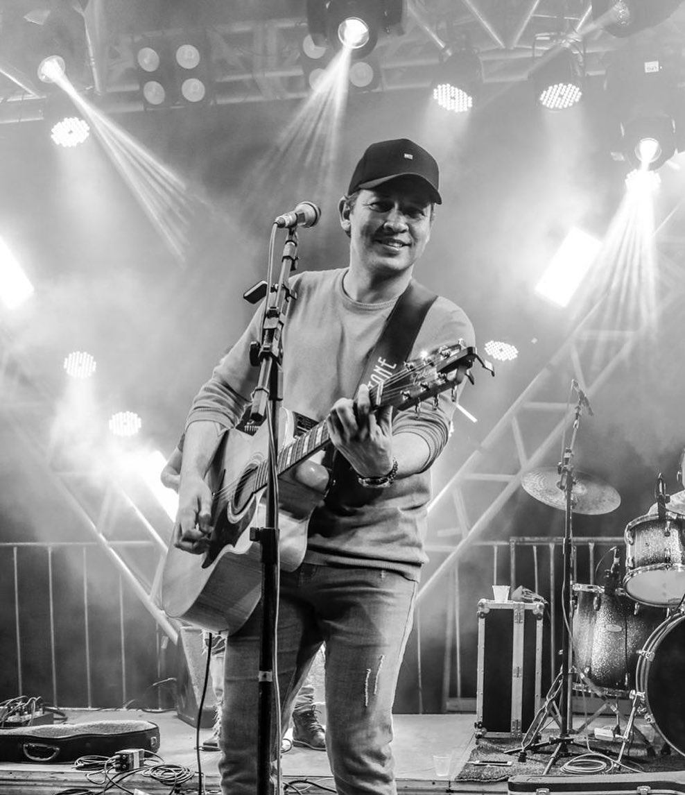 Leonardo Arantes no palco em preto e branco